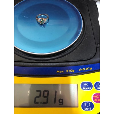 Кольцо золотое с изумрудом синтетическим и фианитами, золото 585 (14K), вес 2.91 г. Кольцо золотое с изумрудом синтетическим и фианитами, золото 585 (14K), вес 2.91 г.