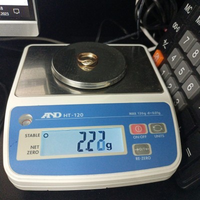 Золотое кольцо с камнями, золото 585 (14K), вес 2.2 г. Золотое кольцо с камнями, золото 585 (14K), вес 2.2 г.