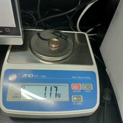 Кольцо с камнями, золото 585 (14K), вес 1.1 г. Кольцо с камнями, золото 585 (14K), вес 1.1 г.