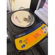 Серьги золотые с фианитами, золото 585 (14K), вес 5.2 г.