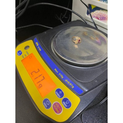 Кольцо с камнями, золото 585 (14K), вес 2.1 г. Кольцо с камнями, золото 585 (14K), вес 2.1 г.