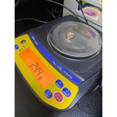 Кольцо с камнями, золото 585 (14K), вес 2.4 г. Кольцо с камнями, золото 585 (14K), вес 2.4 г.