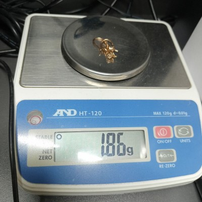 Серьги золотые, с фианитами, золото 585 (14K), вес 1.8 г. Серьги золотые, с фианитами, золото 585 (14K), вес 1.8 г.