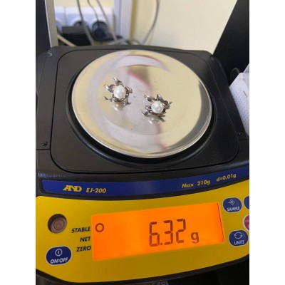 Серьги серебряные с искусственным жемчугом, серебро 925, вес 6.3 г. Серьги серебряные с искусственным жемчугом, серебро 925, вес 6.3 г.