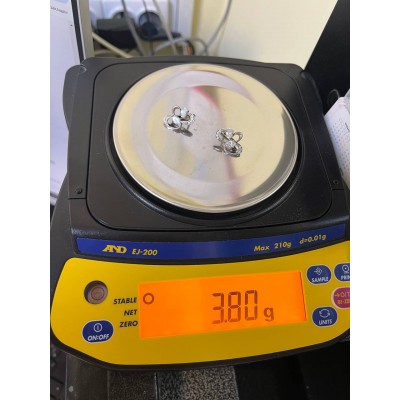 Серьги серебряные с фианитами, серебро 925, вес 3.8 г. Серьги серебряные с фианитами, серебро 925, вес 3.8 г.